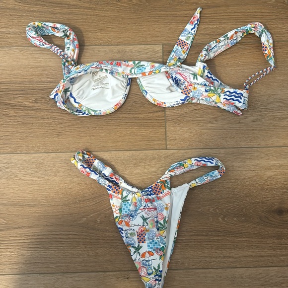 Bikini - Picture 2 of 3